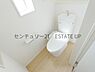 トイレ：【トイレ】二階トイレ。各階にトイレが付いているので、忙しい朝の時間帯にも安心。