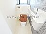トイレ：【トイレ】トイレ内に手洗いスペースを完備で鏡も置いてオシャレに。