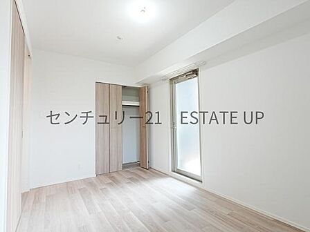 【洋室】小さなバルコニーに面した明るい洋室です。