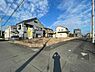 外観：開放感のある角地に位置する現地土地です。周囲には住宅が建ち並び落ち着いた雰囲気が感じられます。前面道路も広々としており車の出入りもスムーズです。日当たりがよく明るい現地土地となっています。