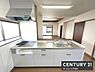 キッチン：明るい空間に調和したシンプルなデザインのキッチンです。ゆとりある作業スペースが確保されています。収納スペースも豊富で使いやすさに配慮されています。大きな窓から自然光が差し込むのが特徴です。