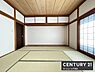 和室：落ち着いた雰囲気の和室です。畳の上でゆったりと過ごせる空間が広がっています。障子から差し込む自然光がやさしく室内を照らします。収納スペースも備え付けられているのですっきりとした印象です。
