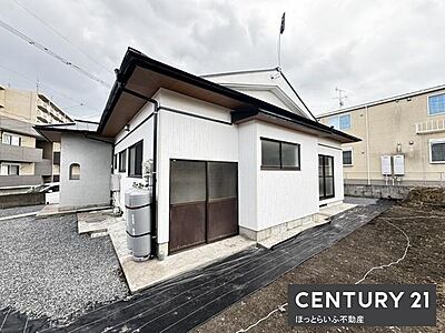 外観:落ち着いた色合いの外観が印象的です。広々とした敷地が確保されています。角地に位置しているため開放感があります。建物の状態も確認しやすい立地です。駐車スペースも用意されています。 外観:落ち着いた色合いの外観が印象的です。広々とした敷地が確保されています。角地に位置しているため開放感があります。建物の状態も確認しやすい立地です。駐車スペースも用意されています。