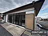 その他：大きな窓が特徴的な外観です。落ち着いた雰囲気の住宅となっております。駐車スペースも確保されています。周辺は開放感のある環境です。建物の手入れも行き届いています。