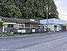 その他：緑豊かなエリアに建つ平屋の物件です。道路に面しており車でのアクセスも便利です。窓からの自然の景色を楽しめます。すぐ近くには落ち着いた林も広がっています。建物の外観に趣があります。