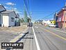 その他：前面道路が広々とした印象で車の移動や出入りがしやすそうです。周辺は開放感があり空が広く見えます。道路沿いに建物が整然と並んでおり街並みもすっきりとした印象です。直線的な道路が視界を広げています。