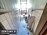 トイレ：窓から自然光が差し込むトイレです。タイル張りの内装で掃除がしやすい設計です。個別の便器と小便器が設置されており使い分けができます。シンプルな空間構成が特徴です。