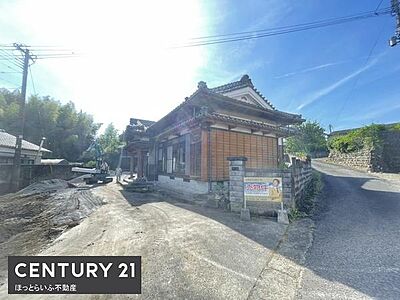 外観:日本家屋の趣を感じる外観が印象的です。ゆったりとした敷地に建ち陽当たりの良さも特徴です。周囲の自然に囲まれ静かな雰囲気が漂います。道路に面しているためアクセスも良好です。 外観:日本家屋の趣を感じる外観が印象的です。ゆったりとした敷地に建ち陽当たりの良さも特徴です。周囲の自然に囲まれ静かな雰囲気が漂います。道路に面しているためアクセスも良好です。