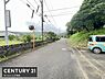 その他：周辺には緑が多く穏やかな環境が広がっています。前面道路は広く見通しも良好です。車の出し入れもスムーズに行えます。道路沿いに電柱やカーブミラーも設置されています。