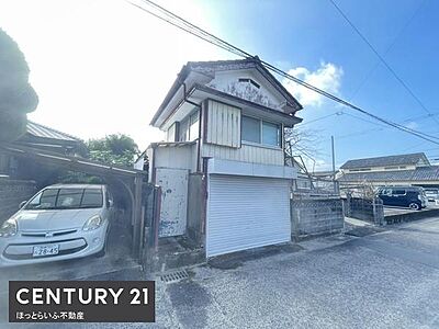 外観:静かな住宅街に建つ戸建て外観です。ガレージ付きで車の駐車も可能です。周囲には落ち着いた雰囲気が広がっています。コンパクトな造りで趣のある佇まいが特徴です。前面道路も広く車の出入りがしやすい印象です。 外観:静かな住宅街に建つ戸建て外観です。ガレージ付きで車の駐車も可能です。周囲には落ち着いた雰囲気が広がっています。コンパクトな造りで趣のある佇まいが特徴です。前面道路も広く車の出入りがしやすい印象です。