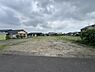 外観：広々とした現地土地写真です。周囲に住宅が並ぶ穏やかな環境が特徴です。道路に面しているためアクセスもしやすい立地です。整った地形で様々な用途に対応できます。敷地内の見通しも良好です。