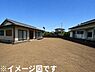 その他：平屋建ての落ち着いた外観が印象的です。敷地が広く開放感があります。周囲との距離がしっかり確保されています。日当たりの良さを感じられる配置です。建物同士のバランスがとれています。