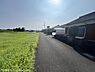 その他：現地前面道路は幅員が広く車両の通行もスムーズに行うことができます。周囲は開放感のある景色が広がっており住宅が立ち並ぶ落ち着いた環境が感じられます。