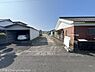 その他：前面道路は広々としており車の出入りもスムーズに行いやすい環境です。車庫も設置されているため駐車スペースに困りません。現地の陽当たりも良好で周辺は開放感があります。整った道路状況で安心して利用できます。