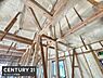 室内：構造材の組み方がしっかりと確認できる写真です。断熱材が施工されており建物の断熱性能の参考になります。天井や壁まで丁寧に施工されています。新築時の状態を把握できる貴重な一枚です。