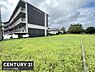 外観：周囲に建物がありながらも広いスペースが確保されています。現地土地写真から開放的な印象を持つことができます。整った形状のため活用の幅が広がります。日当たりも良好で隣接道路へのアクセスも確認できます。