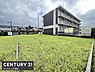外観：開放感のある現地土地写真です。周辺に住宅や建物があり安心感があります。平坦な地形なので活用しやすい印象です。陽当たりも良く穏やかな雰囲気が魅力的です。敷地の広さをしっかり感じられます。