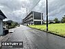 その他：前面道路が広く車の出入りがしやすい環境です。周辺には住宅や緑が広がり落ち着いた雰囲気が感じられます。建物の外観がしっかりと管理されており清潔感があります。敷地周辺は開放感があり日当たりも期待できます。