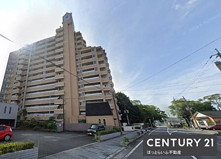 落ち着いた色合いの外観デザインが印象的なマンションです。周辺には緑が多く開放感のある雰囲気です。敷地内に駐車スペースが確保されており利便性の高さが感じられます。建物の階数が多く見晴らしも期待できます。