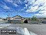 その他：前面道路が広く車の出入りもスムーズに行えます。周囲に電線や街灯が整備されており安心してご利用いただける環境です。現地の様子がわかりやすく区画の全体像を確認しやすい写真です。