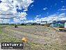 外観：広々とした現地土地写真からは周囲の開放感を感じられます。青空が広がり空間の広がりが印象的です。区画の形状もわかりやすく現地の様子が視覚的に伝わります。現地へ足を運ぶ前の参考となります。