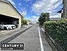 その他：写真のように前面道路は見通しが良く幅員も十分に確保されています。周辺は落ち着いた住宅街が広がり安心してお住まいいただけます。敷地へのアクセスも分かりやすい配置となっております。