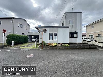 外観:シンプルなデザインの外観が特徴の住宅です。角地に位置しており前面道路も広めです。周囲との調和が取れた落ち着いた雰囲気も魅力的です。駐車スペースも十分に確保されています。 外観:シンプルなデザインの外観が特徴の住宅です。角地に位置しており前面道路も広めです。周囲との調和が取れた落ち着いた雰囲気も魅力的です。駐車スペースも十分に確保されています。