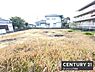 外観：広々とした現地土地写真が未来の可能性を感じさせます。周囲には住宅が立ち並び住環境として期待できますね。開放的なスペースがあらゆる計画に対応できそうです。
