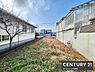 外観：静かな住宅地に位置する現地土地の写真です。周囲に建物が立ち並び落ち着いた環境が広がっています。土地の形状や広さを確認するのにぴったりな一枚です。