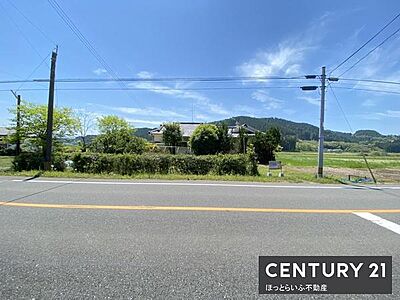 外観:前面道路が広く開放感のある外観です。周囲の緑豊かな風景が印象的な一枚です。日当たりの良い立地が感じられます。すっきりとした景観が魅力です。 外観:前面道路が広く開放感のある外観です。周囲の緑豊かな風景が印象的な一枚です。日当たりの良い立地が感じられます。すっきりとした景観が魅力です。