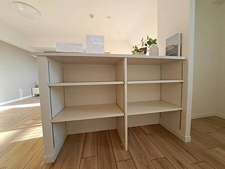 キッチンには独立したカウンター収納があります。機能、収納、使いさすさ、どれも妥協無しの自慢のキッチンです！