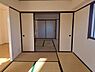 和室：押入完備、季節の家電・お布団関係が収納できますね。ジャパニーズモダンな雰囲気も楽しめそう。