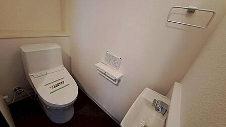 すっきりとした清潔感のあるトイレ空間。毎日使う場所だからこそ、快適さにこだわっています。