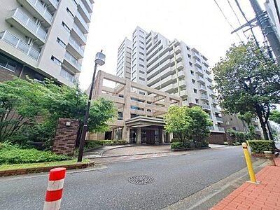 外観:緑豊かなアプローチが出迎えてくれる外観。帰るたびにほっとする温かみのある住まいです。 外観:緑豊かなアプローチが出迎えてくれる外観。帰るたびにほっとする温かみのある住まいです。
