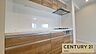 キッチン：床の色味に合わせたキッチンパネルで、リビング全体に統一感があります。