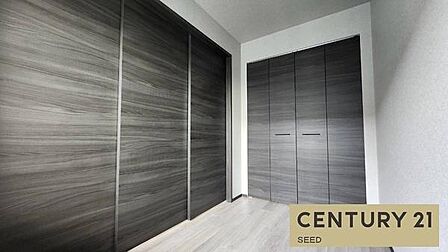 落ち着いた雰囲気の洋室。日当たりも良く、書斎や趣味の部屋としても活用いただけます。