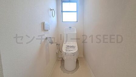小窓を設けたトイレで、自然換気ができ明るい空間です。
