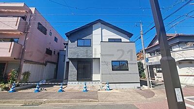 外観：2色使いのツートンカラーが目を惹く、スタイリッシュモダンな外観デザインです。