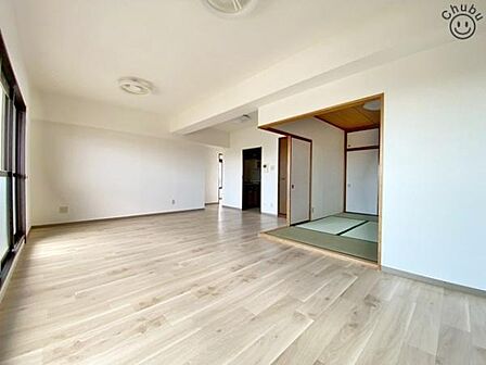LDK キッチンと一体化したリビングは家族みんなが自然と料理に参加したり、片づけたりしながらコミュニケーションがとれます。※CG加工により室内の家具を消去しています。