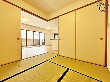 ダイニングに隣接した和室は小さなお子様の遊び場やお昼寝スペース、洗濯物を畳んだりとミセスコーナーとしても使えます。来客時の客室としても利用できるため、あると便利な使い勝手の良い空間です!