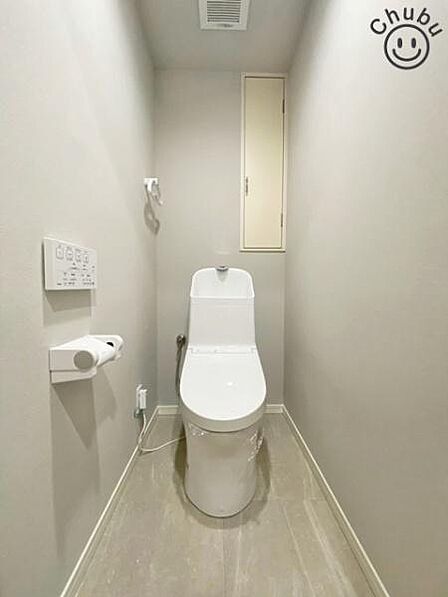 スタンダードな手洗いタンク一体型トイレ!いつも清潔にお使いいただけるよう温水洗浄暖房便座付きのため、快適な毎日を送ることができます!トイレは2ヶ所あるので、忙しい朝の混雑時もスムーズなため大活躍!