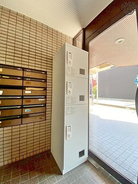 不在時の荷物受取に便利な宅配ボックス。宅配ボックスに荷物を配達してもらうことができれば、再配達の手配をしたり到着を再度待ったりすることなく、迅速に荷物を受け取れます。お仕事で忙しい方も安心な設備です。