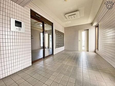 オートロック付きのため、防犯面などがより安心なマンションです！オートロックの解錠には鍵や番号などが必要なため、関係者以外の人が簡単には侵入できない仕組みになっています。セールスなどの訪問にも安心です。