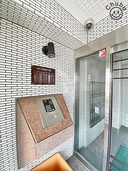 オートロック付きのため、防犯面などがより安心なマンションです!オートロックの解錠には鍵などが必要なため、関係者以外の人が簡単には侵入できない仕組みになっています。セールスなどの訪問にも安心です。