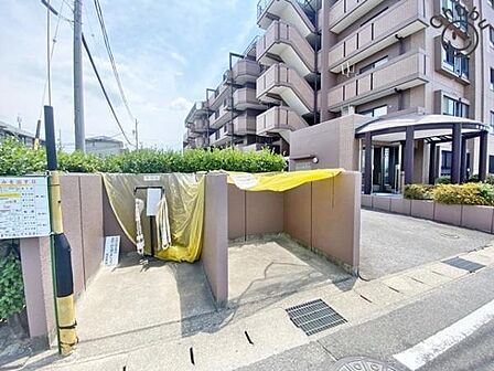 敷地内にゴミステーションがあります。朝の忙しい時間にも助かります。