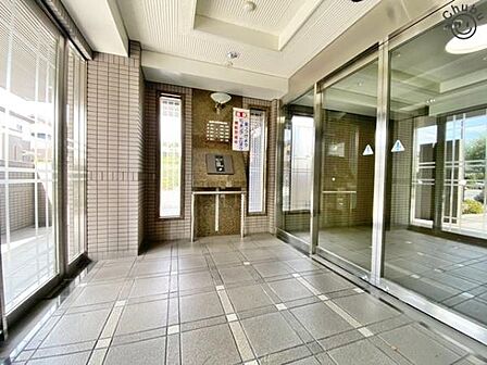 オートロック付きのため、防犯面などがより安心なマンションです！オートロックの解錠には鍵や番号などが必要なため、関係者以外の人が簡単には侵入できない仕組みになっています。セールスなどの訪問にも安心です。