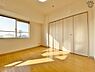子供部屋：5.6帖の洋室　クローゼット付きの洋室です。子供部屋にピッタリです。