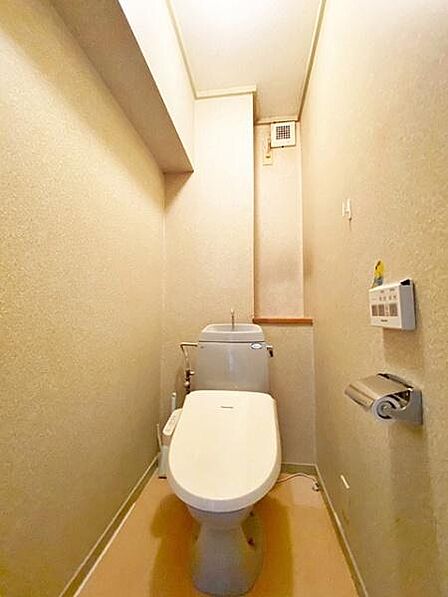 スタンダードな温水洗浄暖房便座付き手洗いタンク一体型トイレ!