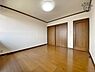 子供部屋：家族一人ひとりにあわせたプライベートな空間。充分な広さとクローゼットを設置したお部屋はお子様の成長を促します！お子様の成長を支える、勉強や好きなことに没頭する学びの空間にピッタリです！