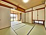 和室：独立した和室は2世帯をご検討中の方にもオススメです。突然の来客にも独立したお部屋は活躍します。大きめの収納もありますので、収納力もしっかり確保しています！